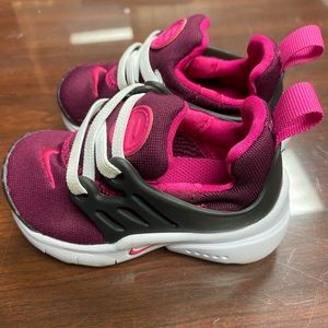 Infant girls Nike tennis shoes. Size 5c.